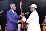 Fin de la carrière musicale de Lutumba, l’artiste remet sa guitare au Président de la République par son Dircaba