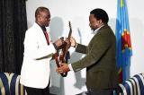Au terme de 60 ans de carrière musicale, Lutumba remet sa guitare en mains propres au Président Kabila