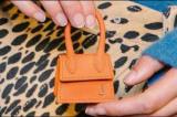 Une création minimaliste française fait débat : un sac à main tellement petit qu’on ne peut pas y glisser une carte de crédit…