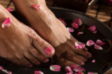 Soulagez les maux de vos pieds avec un bain au vinaigre