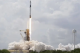 SpaceX a envoyé avec succès deux astronautes dans l'espace, une première historique