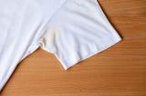 9 astuces de grand-mère pour supprimer les taches de transpiration jaunes sur un tee-shirt blanc !
