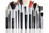 Mal nettoyés, les accessoires de maquillage peuvent provoquer des infections