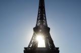 La Tour Eiffel évacuée à cause d'une personne escaladant l'édifice