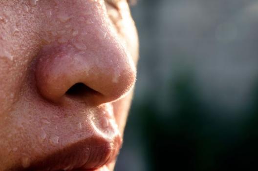 Comment réduire naturellement la transpiration du visage?