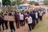 Kasaï : impayés depuis 3 mois, les enseignants en colère vandalisent le bureau de la Caritas Mweka