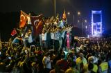 Turquie: putsch déjoué, mais tensions persistantes, au moins 265 morts