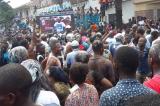 Poudre, chants, danses et sifflets au siège de l'UDPS