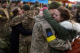 En mal de soldats, Kiev cherche à faire rentrer au pays les Ukrainiens en âge de combattre