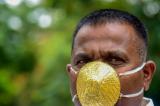 Un indien porte un masque en or pour se protéger du coronavirus 