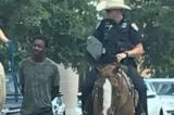 Etats-Unis : un Afro-américain qui avait été tenu par une corde par des policiers réclame 1 millions de dollars
