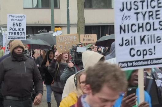 Etats-Unis : des centaines de manifestants défilent à New York après la mort de Tyre Nichols 