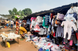 Sur le marché de Kinshasa en saison sèche : entre vêtements chauds recherchés et denrées alimentaires en mutation