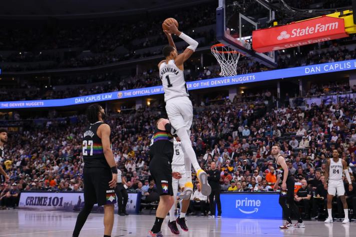Basketball : duel en très haute altitude entre Wembanyama et Jokic, les Spurs s'inclinent après prolongation face aux Nuggets