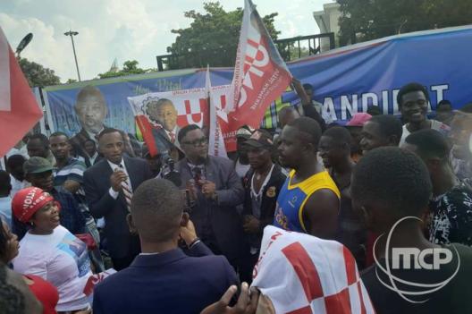 Des militants de partis politiques prennent d'assaut le Palais du peuple