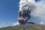 En Sicile, le volcan Etna crache un énorme panache de fumée de 6,5 km de hauteur