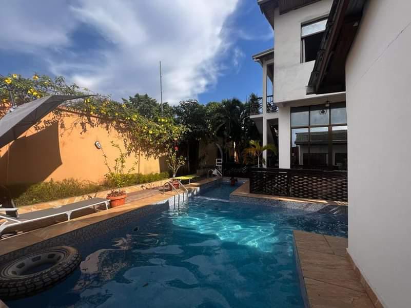 Parcelle a vendre en diagonale de mont Fleury 6 chambres avec salle de