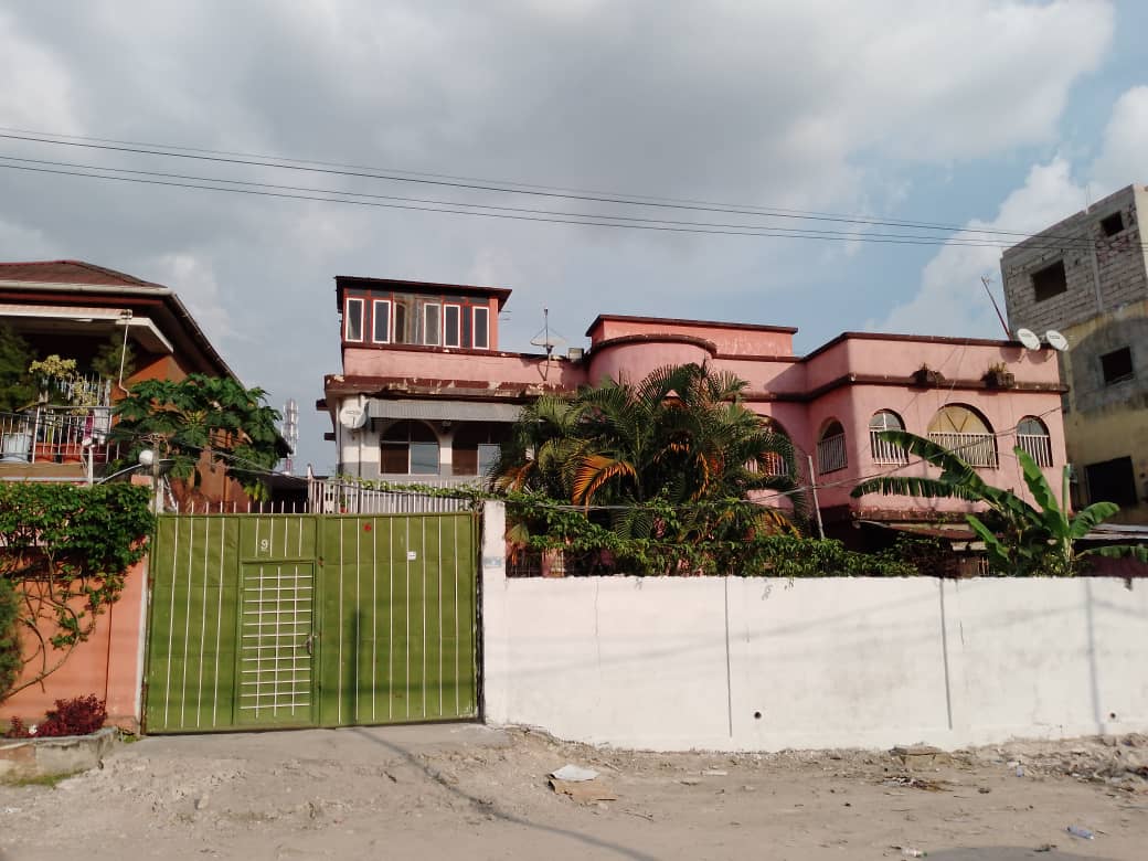 Parcelle de 20msur30 à vendre à GB avec une grande maison 4ch 650000