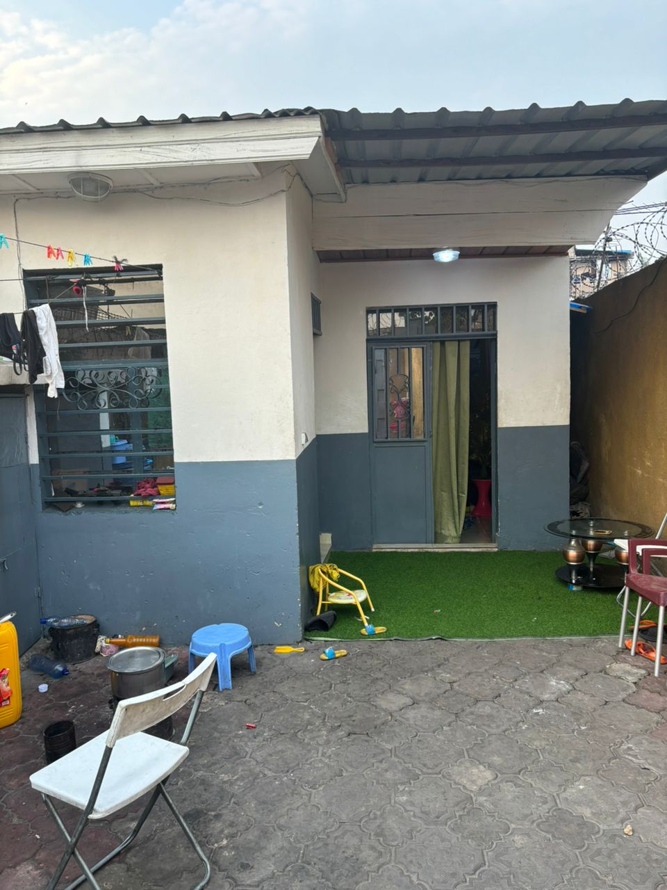 Parcelle de 5msur23 à vendre à ngiri ngiri contenant une maison de 3 ch