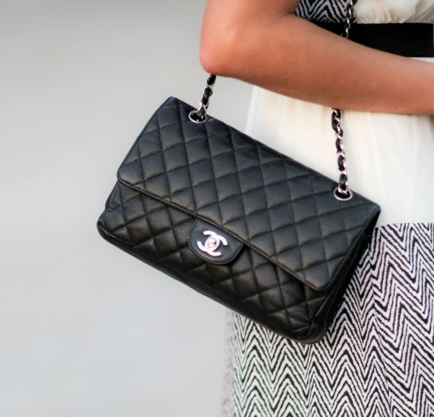 Pourquoi Chanel ne vend plus de sacs à ses clients résidant en Russie
