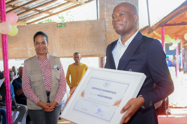 Monsieur Jean Jules Kiazayawoko a reçu un certificat honorifique par le Directeur Général de PHC, Madame Monique Gieskes pour ses 28 ans de service au sein de la société PHC
